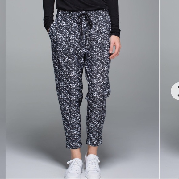 COPY - Lululemon | jet crop in shimmy shimmer black white - Picture 3 of 10